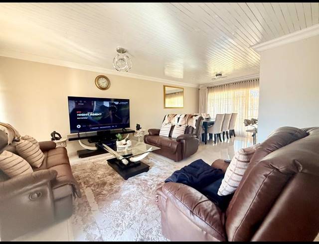 3 BEDROOM HOUSE FOR SALE IN VANDERBIJLPARK SW 2